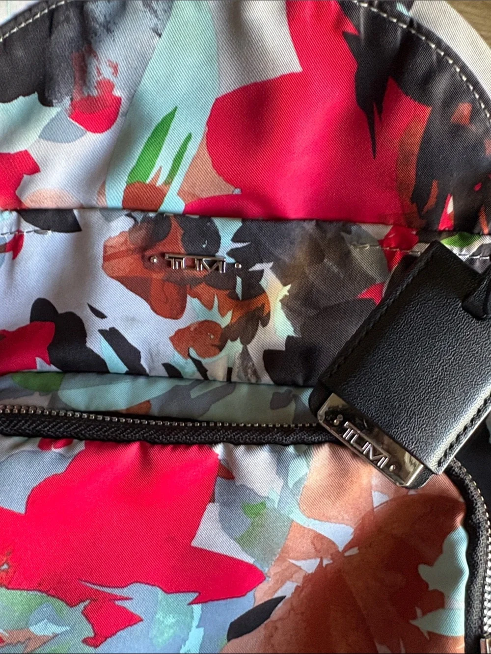Preowned Tumi sling/backpack - Picture 2 of 9